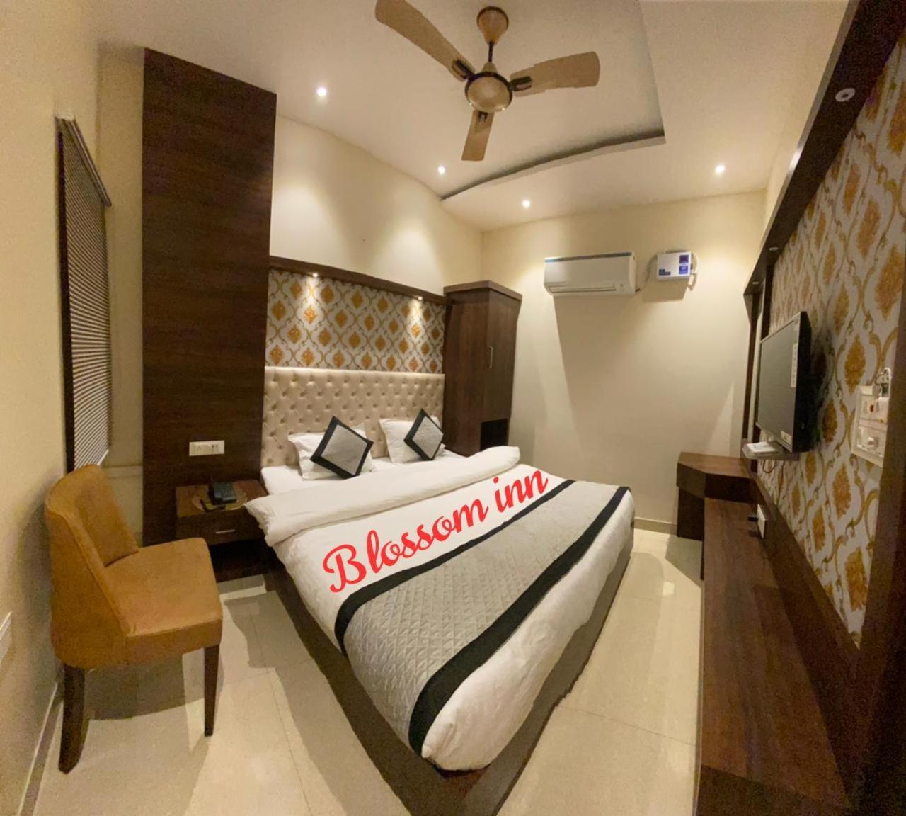 Hotel Blossom Inn Amritsar Exterior photo