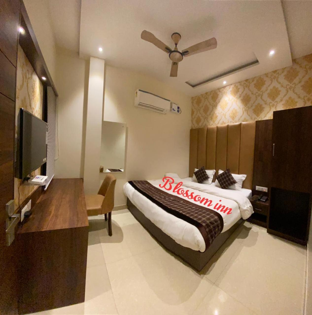 Hotel Blossom Inn Amritsar Exterior photo