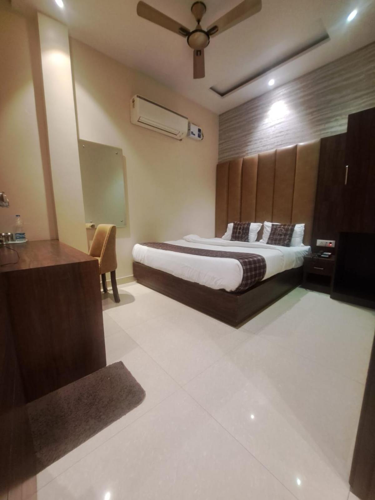 Hotel Blossom Inn Amritsar Exterior photo
