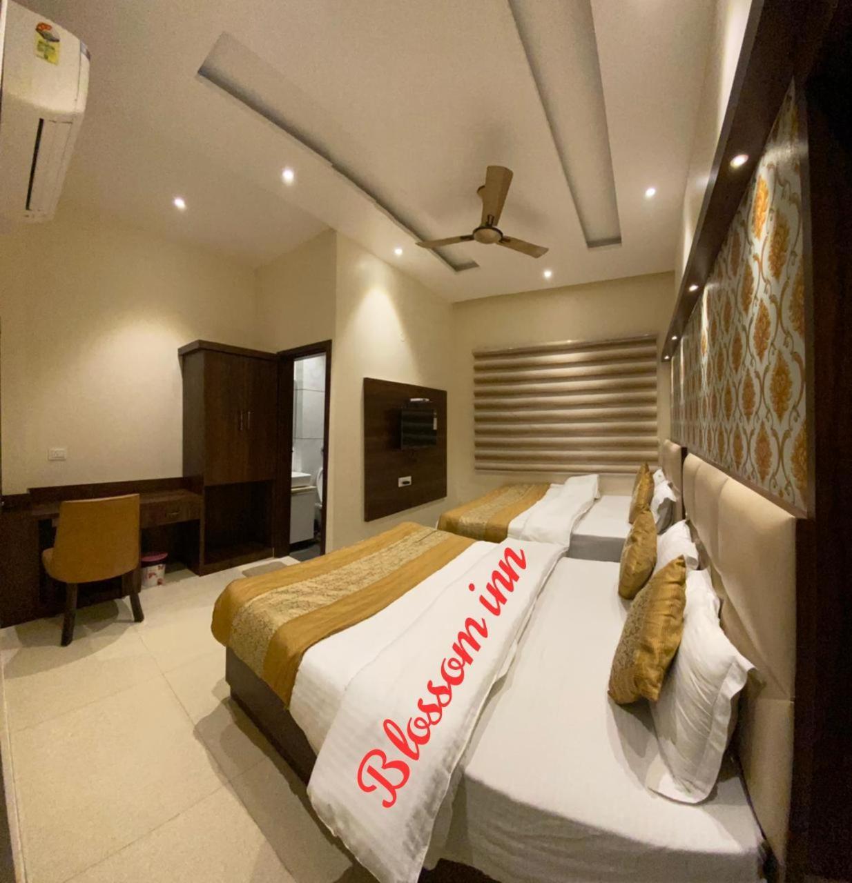 Hotel Blossom Inn Amritsar Exterior photo